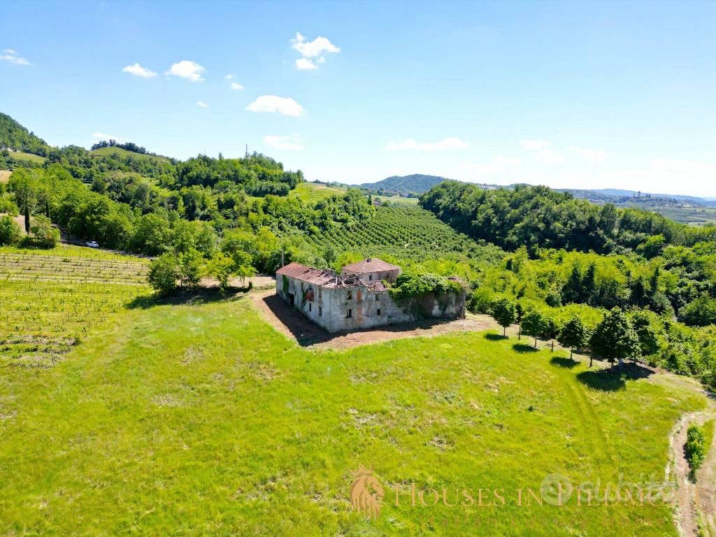 Rustico / Casale di 350 m² con più di 5 locali a V - Vista 2