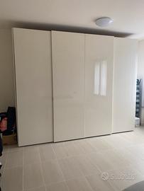 Armadio con ante scorrevoli