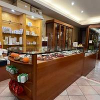 Set arredo in ciliegio – Vetrina, bancone in vetro