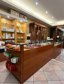 Set arredo in ciliegio – Vetrina, bancone in vetro