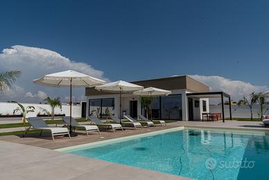 Villa con piscina appena costruita