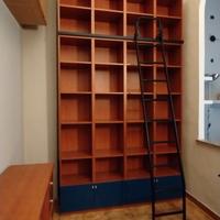 Libreria alta con binario e scala