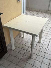 Tavolino da  giardino in plastica bianca