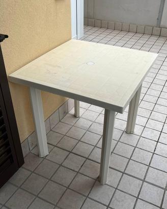 Tavolino da  giardino in plastica bianca