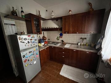 Cucina in legno color marrone scuro