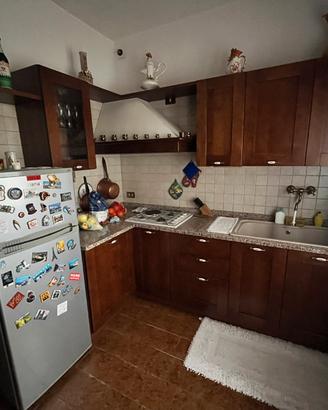 Cucina in legno color marrone scuro