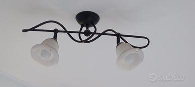 Lampadario in ferro battuto. 