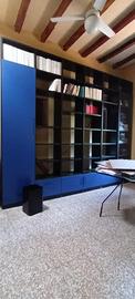 Libreria nera e blu