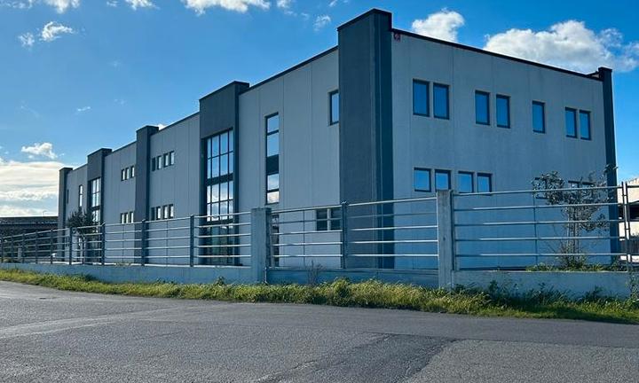 Capannone con piazzale a Santa Giusta