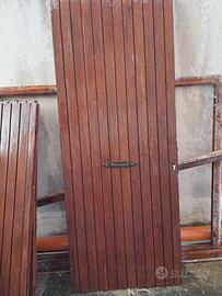 Portoncino in legno massello e portellone, porta