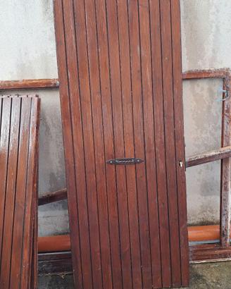 Portoncino in legno massello e portellone, porta