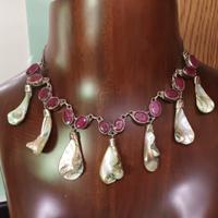 collana in argento con madreperla e pietre rosse 