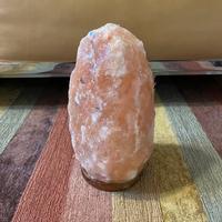 Lampada al sale rosa dell’Himalaya con lampadina.