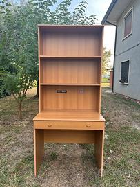 Scrivania con libreria