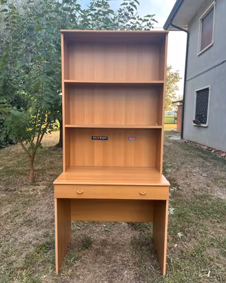 Scrivania con libreria