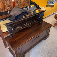 Cassapanca lombarda in noce e attaccapanni,.