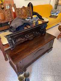 Cassapanca lombarda in noce e attaccapanni,.