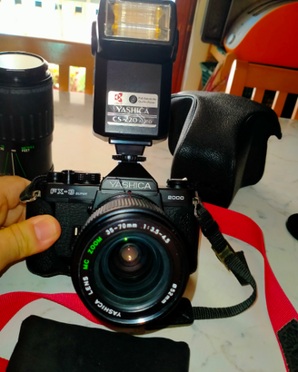 Reflex Yashica FX 3 Super 2000 con accessori