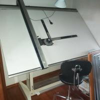 tavolo da disegno con tecnigrafo