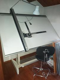 tavolo da disegno con tecnigrafo