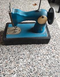 macchina da cucire giocattolo ex Unione sovietica 