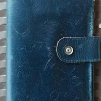 Portafoglio in pelle blu usato