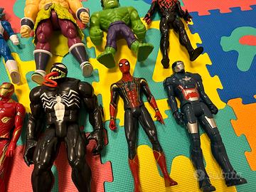 Personaggi giocattolo alti 30 cm più accessori