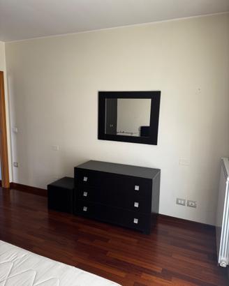 Specchio e cassettiera