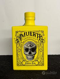 Bottiglia vuota di Amuerte Coca Gin gialla