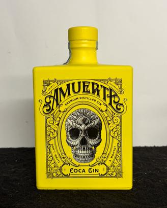 Bottiglia vuota di Amuerte Coca Gin gialla