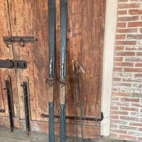 Sci antichi in legno e bastoni
