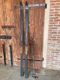 Sci antichi in legno e bastoni