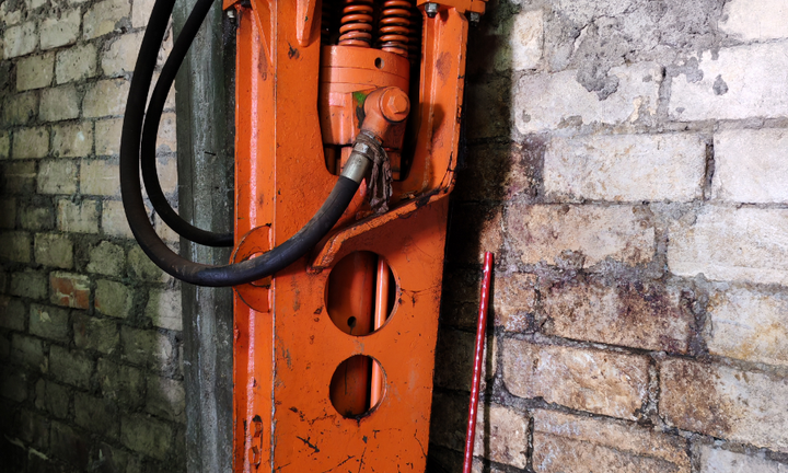 Martellone Escavatore,e pompe idrauliche Altese 50