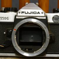 Macchina fotografica con obiettivo a rullino 135