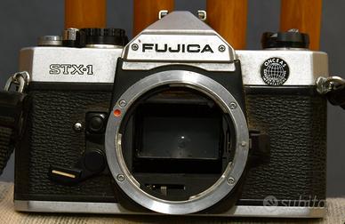 Macchina fotografica con obiettivo a rullino 135