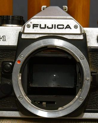Macchina fotografica con obiettivo a rullino 135