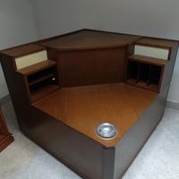 Mobile angolare in legno con luci
