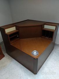 Mobile angolare in legno con luci