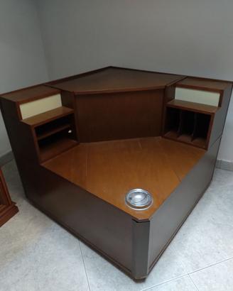 Mobile angolare in legno con luci