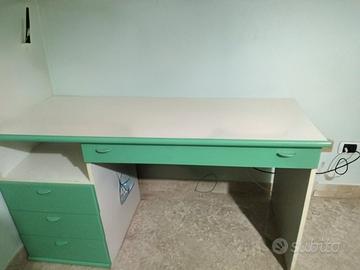 Letto matrimoniale con rete materasso e scrivania