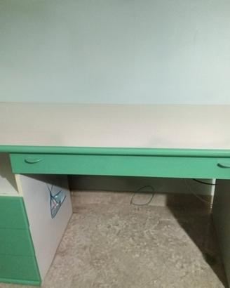 Letto matrimoniale con rete materasso e scrivania