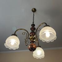 Elegante lampadario in legno ferro e vetro