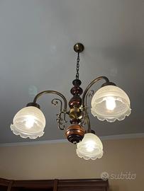 Elegante lampadario in legno ferro e vetro