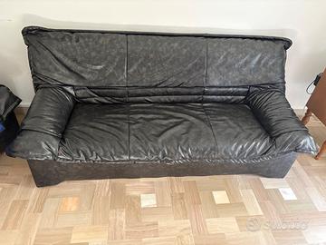 Divano in pelle nero con striature marroni