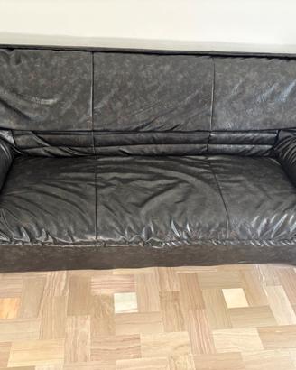 Divano in pelle nero con striature marroni