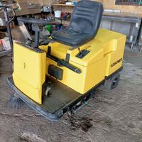 SPAZZOLATRICE INDUSTRIALE KARCHER CON UOMO A BORDO