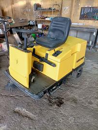 SPAZZOLATRICE INDUSTRIALE KARCHER CON UOMO A BORDO