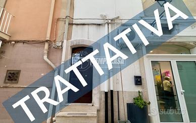 Casa semi-indipendente su più livelli con lastrico