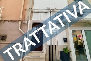 Casa semi-indipendente su più livelli con lastrico