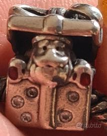 Charm pandora con babbo Natale dentro pacco 
